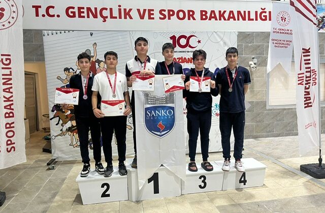 SANKO OKULLARI YÜZMEDE ŞAMPİYON OLDU