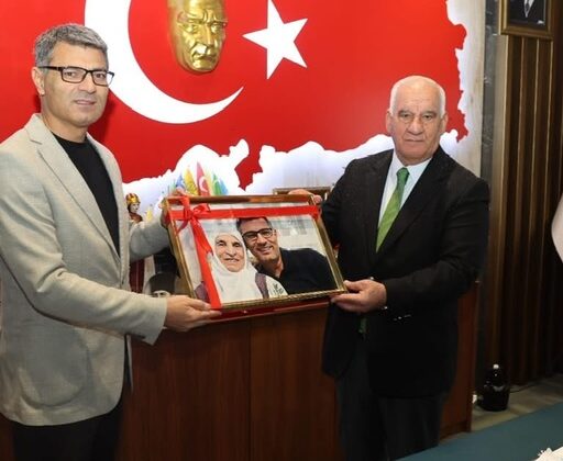 Göksunlu Şampiyon Yusuf Dikeç’ten Memleketine Ziyaret: Başkan Cüce ile Meşhur Poz