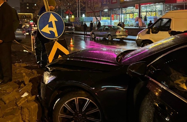 Kahramanmaraş’ta iki otomobil çarpıştı: 3 yaralı