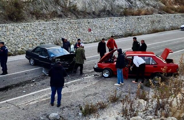 Andırın’da iki otomobil kafa kafaya çarpıştı