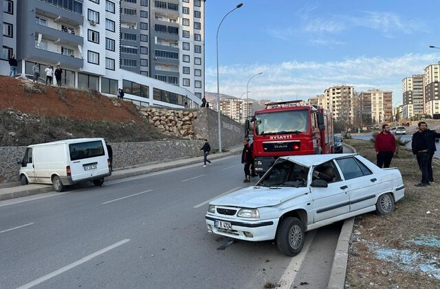 Kahramanmaraş’ta hafif ticari araç ile otomobil çarpıştı: 2 yaralı