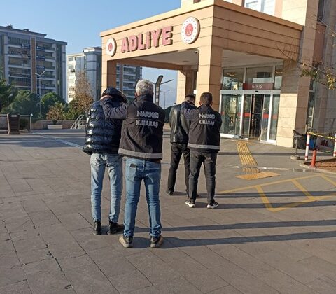 UYUŞTURUCU TİCARETİ ŞÜPHELİSİ 2 KİŞİ TUTUKLANDI  Narkotik Suçlarla Mücadele Şube Müdürlüğü ekipleri tarafından Cumhuriyet Başsavcılığı koordinesinde yürütülen çalışmalar kapsamında, uyuşturucu madde ticareti yaptıkları tespit edilen E.Ü. ve M.A. isimli şahıslar suçüstü yakalandı. Operasyonda şahıslarla birlikte uyuşturucu maddeler ve 1 adet ruhsatsız av tüfeği ele geçirildi.  Gözaltına alınan şüpheliler, emniyetteki işlemlerinin ardından adliyeye sevk edildi. Çıkarıldıkları mahkemece tutuklanan E.Ü. ve M.A., cezaevine gönderildi.  Yetkililer, uyuşturucu ile mücadelenin kararlılıkla devam edeceğini vurguladı.