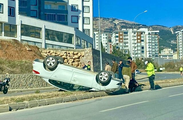 Kahramanmaraş’ta otomobil ters döndü