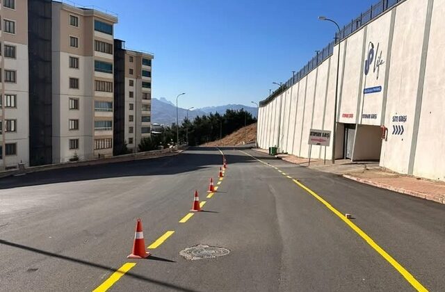 Onikişubat Belediyesi’nden Yol Çalışmalarına Devam: Sıcak Asfalt ve Yol Çizgileri Tamamlandı