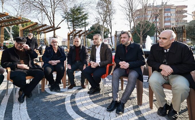 Başkan Toptaş, dönüşümü tamamlanan Çınarlı Bahçe Parkı’nda vatandaşlarla buluştu