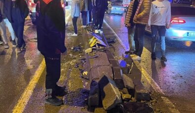 Kahramanmaraş’ta otomobil refüje çarptı: 3 yaralı