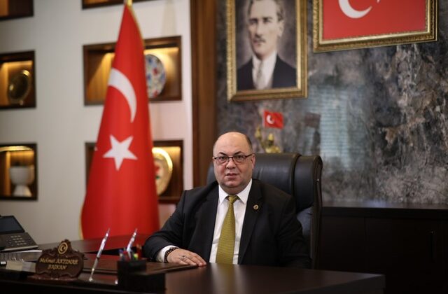 BAŞKAN MEHMET AKPINAR: “DEPREM ŞEHİTLERİMİZİ RAHMETLE ANIYORUZ, YARALARIMIZI DAYANIŞMAYLA SARACAĞIZ”