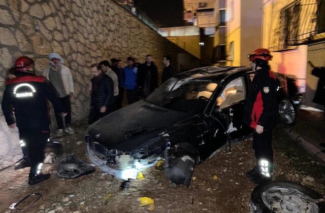 Kahramanmaraş’ta otomobil apartman boşluğuna düştü: 3 yaralı
