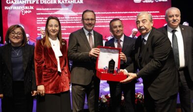 GAZİANTEP’E DEĞER KATANLAR ÖDÜL TÖRENİ SANKO HOLDİNG ONURSAL BAŞKANI ZEKİ KONUKOĞLU’NA HAYIRSEVERLİK ÖDÜLÜ