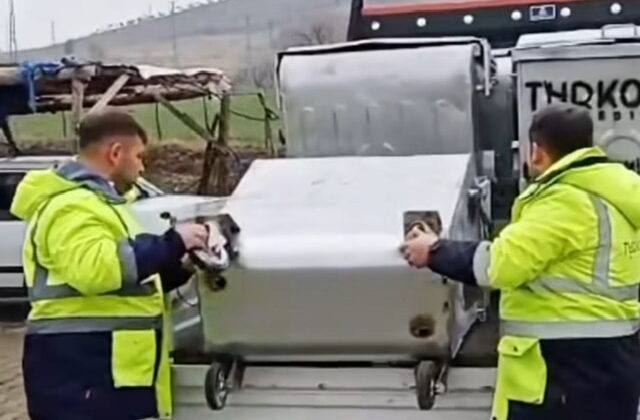 Türkoğlu Belediyesi’nden Daha Temiz Bir Çevre İçin Çöp Konteynerleri Yenileniyor