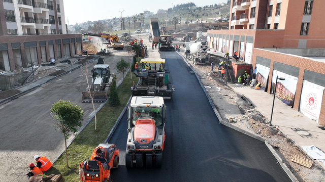 Büyükşehir Yapımı Biten Konutların Yollarını Asfaltlıyor