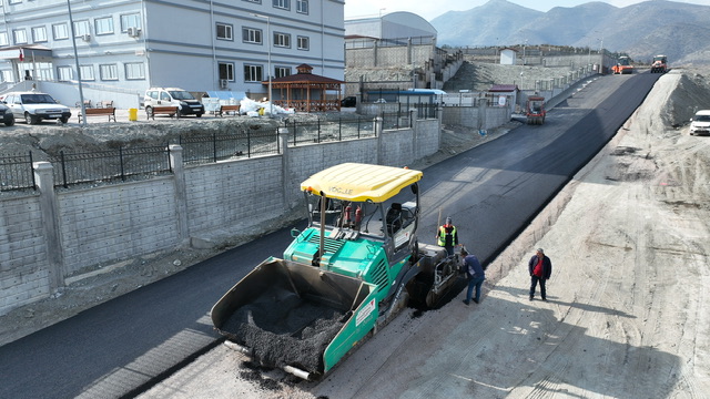 Büyükşehir, Türkoğlu’ndaki Yeni Okulun Ulaşımını İyileştiriyor