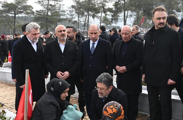 Deprem Şehitleri Kabirleri Başında Dualarla Yâd Edildi