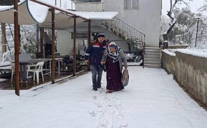 Kahramanmaraş’ta mahsur kalan yaşlı kadının imdadına belediye ekipleri yetişti