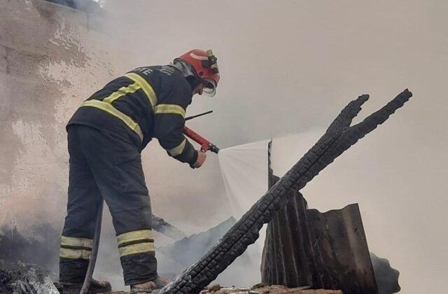 Kahramanmaraş’ta toprak ev yangında kül oldu