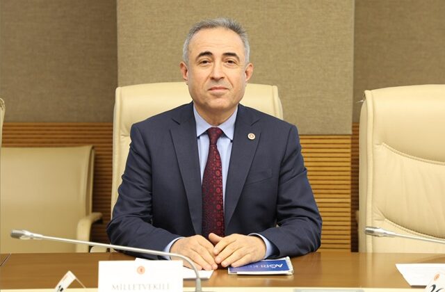 Tüm sağlık emekçilerinin yanında olmaya, haklarını savunmaya devam edeceğiz!”