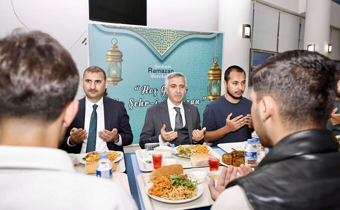 Vali Ünlüer, Üniversite Öğrencileriyle İftar Sofrasında Buluştu