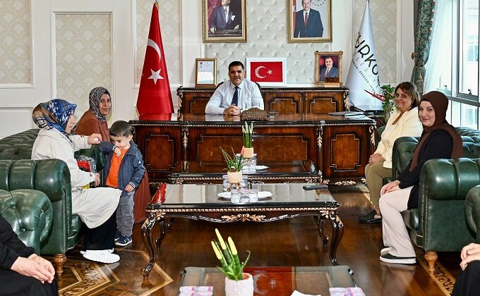 Fatih Mahallesi Muhtarı ve sakinleri Türkoğlu Belediye Başkanı Mehmet Karaca’yı ziyaret ettiler 