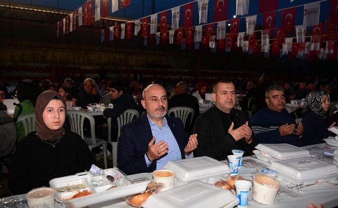 AK Parti Kahramanmaraş İl Başkanı Burak Gül, Büyükşehir Belediyesi’nin Onikişubatta düzenlediği iftara katıldı