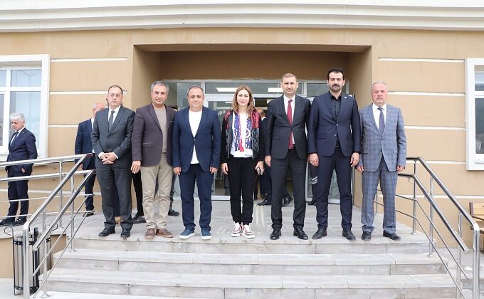 MHP Kahramanmaraş Milletvekili Doç. Dr. Zuhal Karakoç Dora ve MHP İl Başkanı Hüseyin Vahit Demiröz, Gençlik ve Spor İl Müdürü Yasin Özdemir’i Ziyaret Etti