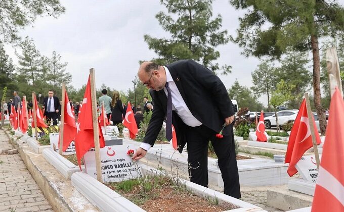 Başkan Akpınar, Deprem Şehitliği’ni Ziyaret Ederek Bayramda Depremzedeleri Andı