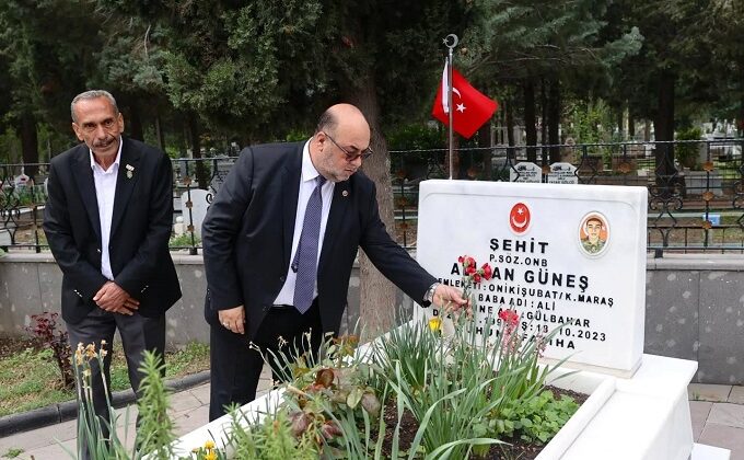 Dulkadiroğlu Belediye Başkanı Akpınar, Şehitliği Ziyaret Ederek Bayramda Şehitleri Andı