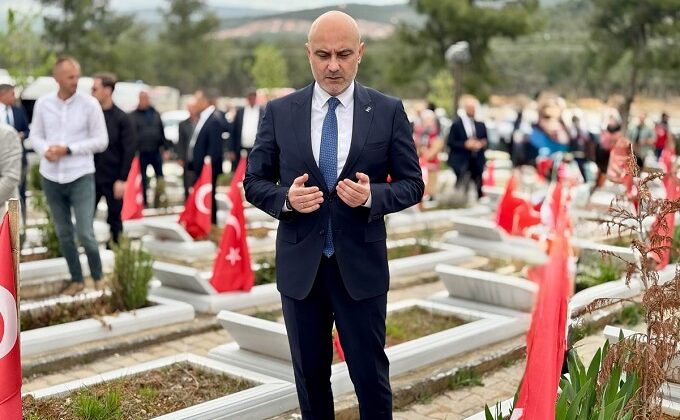 AK Parti İl Başkanı M. Burak Gül, Şehitlikleri Ziyaret Etti