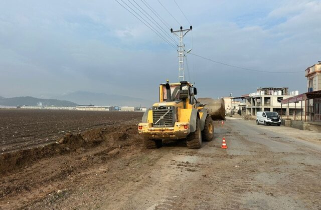DULKADİROĞLU BELEDİYESİ’NDEN AKSU VE KARŞIYAKA MAHALLELERİNİ BİRLEŞTİREN YOLDA KALDIRIM ÇALIŞMASI