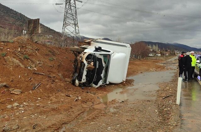 Göksun’nda kamyonet devrildi: 1 yaralı