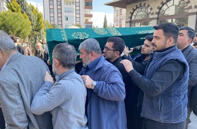 Sevilen İş İnsanı Halil Çapar Gözyaşları Arasında Toprağa Verildi