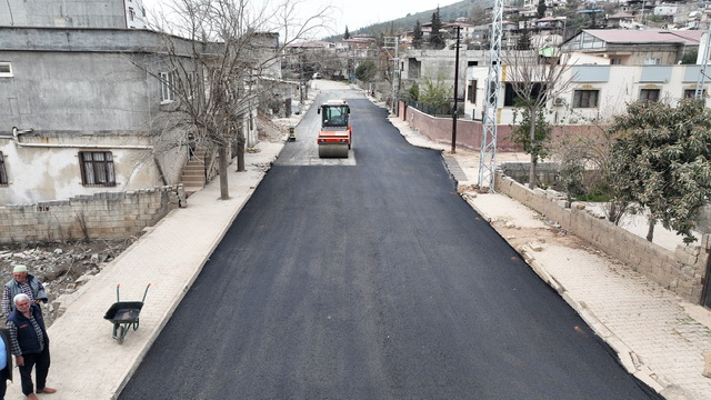 Büyükşehir Türkoğlu’nda Yolları Yeniliyor