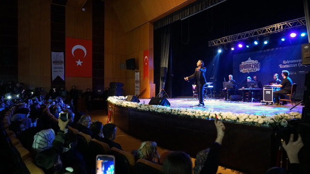 Eşref Ziya Söyledi, Müzikseverler Hep Bir Ağızdan Eşlik Etti