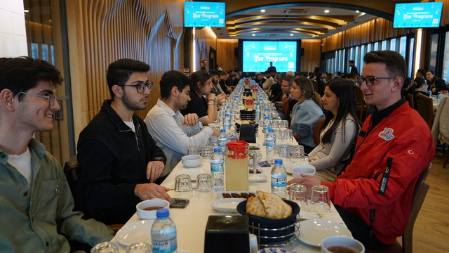 Büyükşehir’in İftar Sofrası Üniversiteli Gençleri Ağırladı