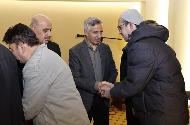 Kahramanmaraş Valisi Ünlüer, Bayram Namazı Sonrası Vatandaşlarla Bayramlaştı