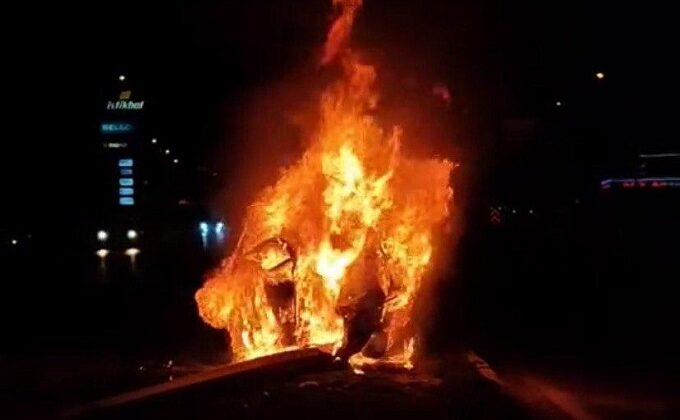 Kahramanmaraş’ta trafik kazası sonrası otomobil alev topuna döndü