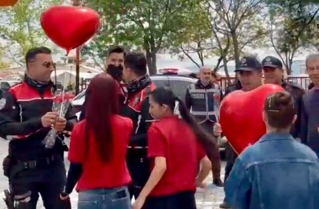 Kahramanmaraş’ta Öğrencilerden Polislere Sürpriz Kutlama