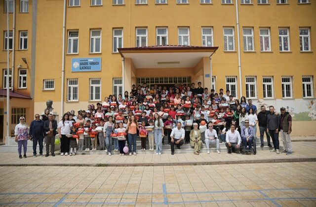 Süha Erler Anadolu Lisesi’nden Karadere Harmancık Köy Okulu Öğrencilerine 23 Nisan Sürprizi