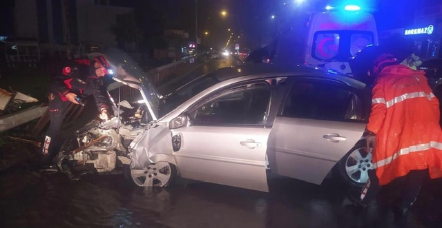 Kahramanmaraş’ta otomobil refüje çarptı: 2 yaralı 