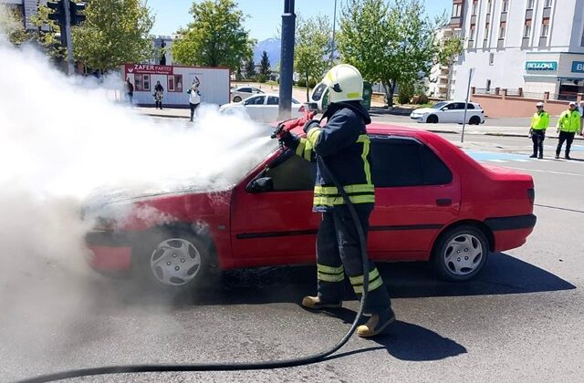 Kahramanmaraş’ta seyir halindeki otomobil alev aldı