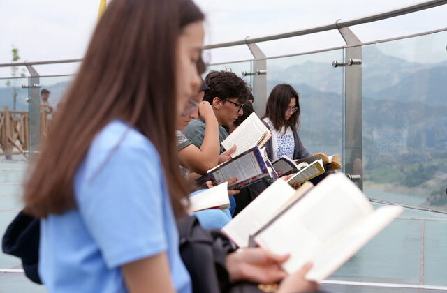 Gençler Ali Kayası’nda Sessiz Bir Edebiyat Yolculuğuna Çıktı