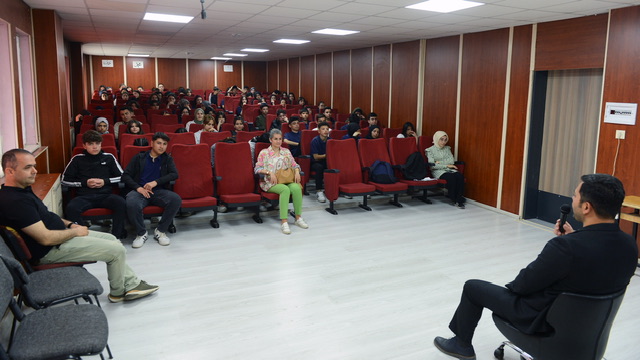 Türk ve Dünya Edebiyatı Liselere Konuk Oluyor