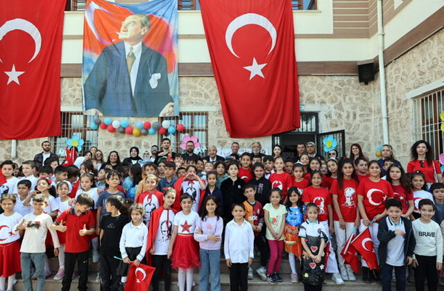 ABDULKADİR KONUKOĞLU MEZUN OLDUĞU İLKOKULDA