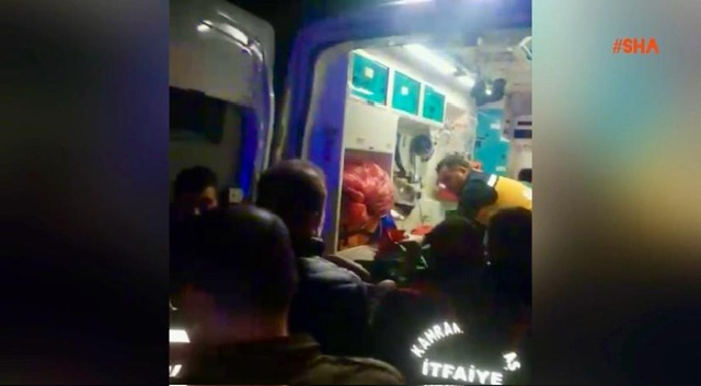 Elbistan’nda 3. kattan yan taraftaki evin çatısına düştü