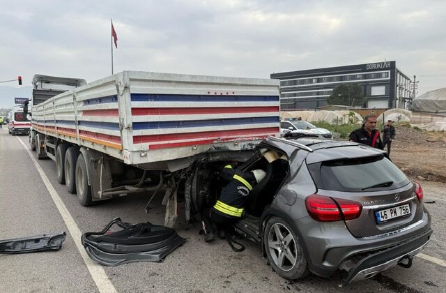 Kahramanmaraş’ta otomobil tır ok gibi saplandı