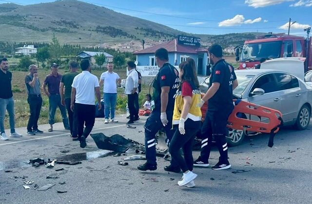 Afşin’de iki otomobil çarpıştı: 6 yaralı