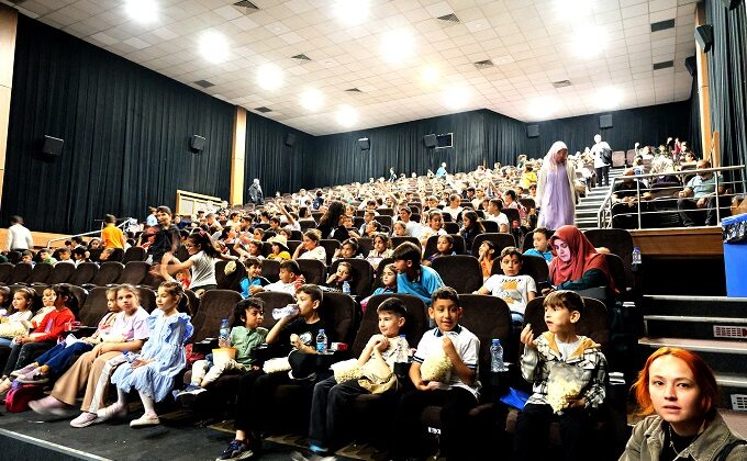 Onikişubat Belediyesi’nden kırsaldaki 1500 öğrenciye sinema hediyesi