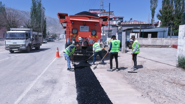 Elbistan’da Altyapısı Tamamlanan Mahallelerde Asfalt Başladı