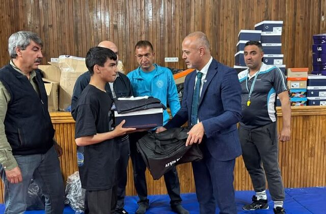 Başkan Kıraç’tan Genç Pehlivanlara Kıyafet Desteği