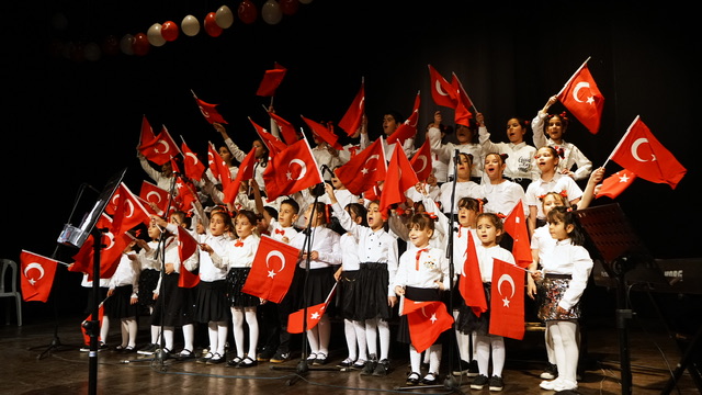 Minik Yüreklerden Dev Performans