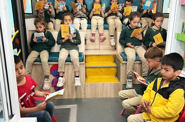Mobil Çocuk Kütüphanesi, Minik Kalplere Kitap Sevgisi Aşılamaya Devam Ediyor